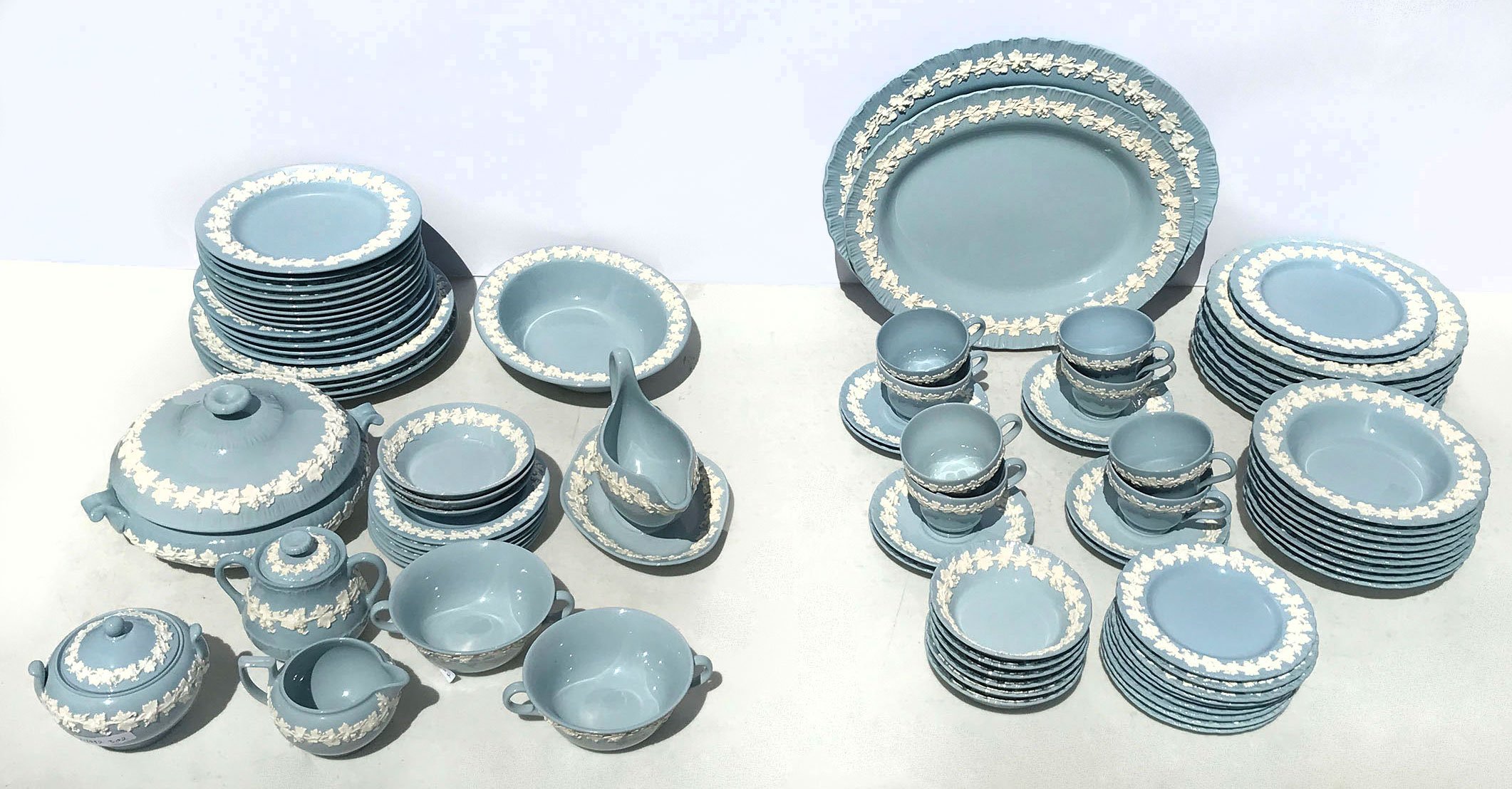 Appraisal: WEDGWOOD QUEENSWARE DINNERWARE Comprising - Dinner plates - Luncheon plates