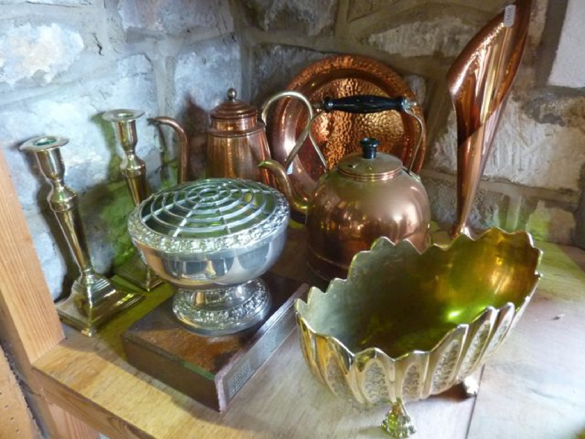 Appraisal: A selection of copper and brassware to include a heavy