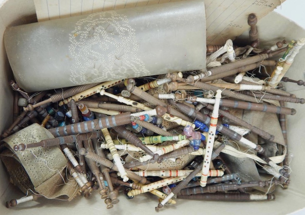 Appraisal: A quantity of bone and turned wooden lace bobbins some