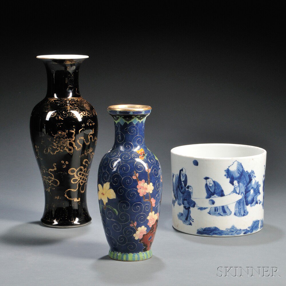 Appraisal: Three Porcelain Items China and Japan a blue and white