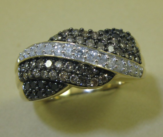 Appraisal: BLACK AND CHAMPAGNE DIAMOND RING k yellow gold set with