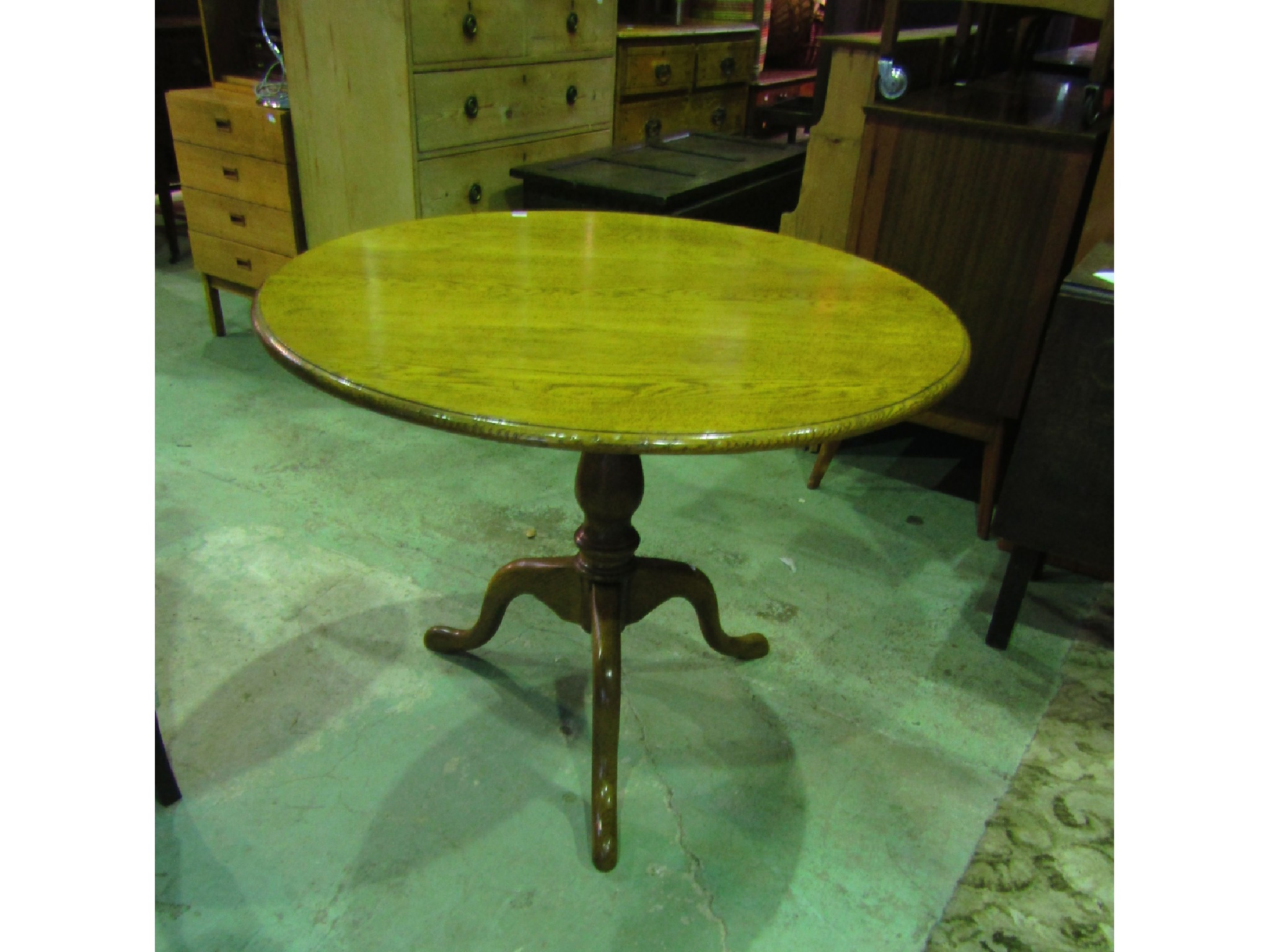 Appraisal: A good quality Georgian style tripod table the circular top