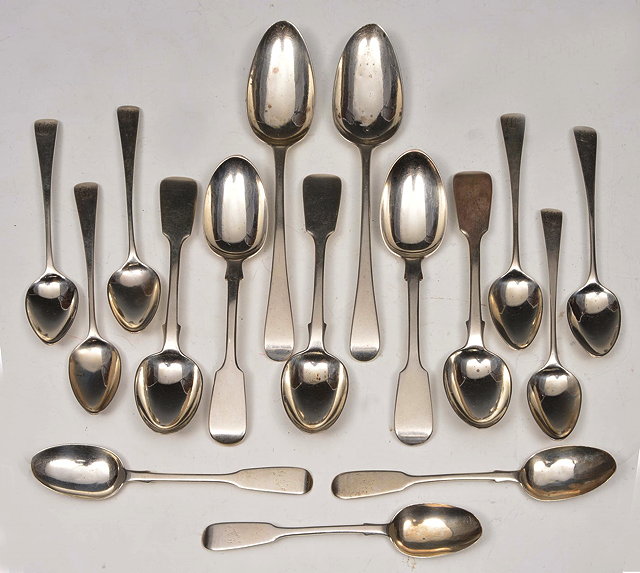 Appraisal: A SET OF SIX OLD ENGLISH PATTERN SILVER TEASPOONS London