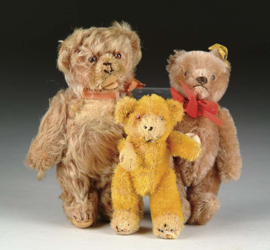 Appraisal: LOT OF THREE BEARS 's Steiff teddy with chest tag