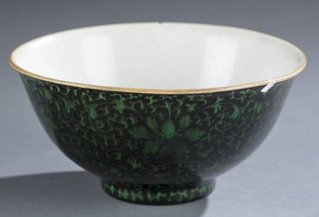 Appraisal: Chinese porcelain bowl with Qianlong seal A Chinese porcelain bowl