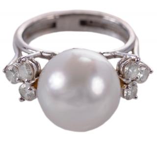 Appraisal: kt Pearl Diamond Ring center round white South Sea pearl