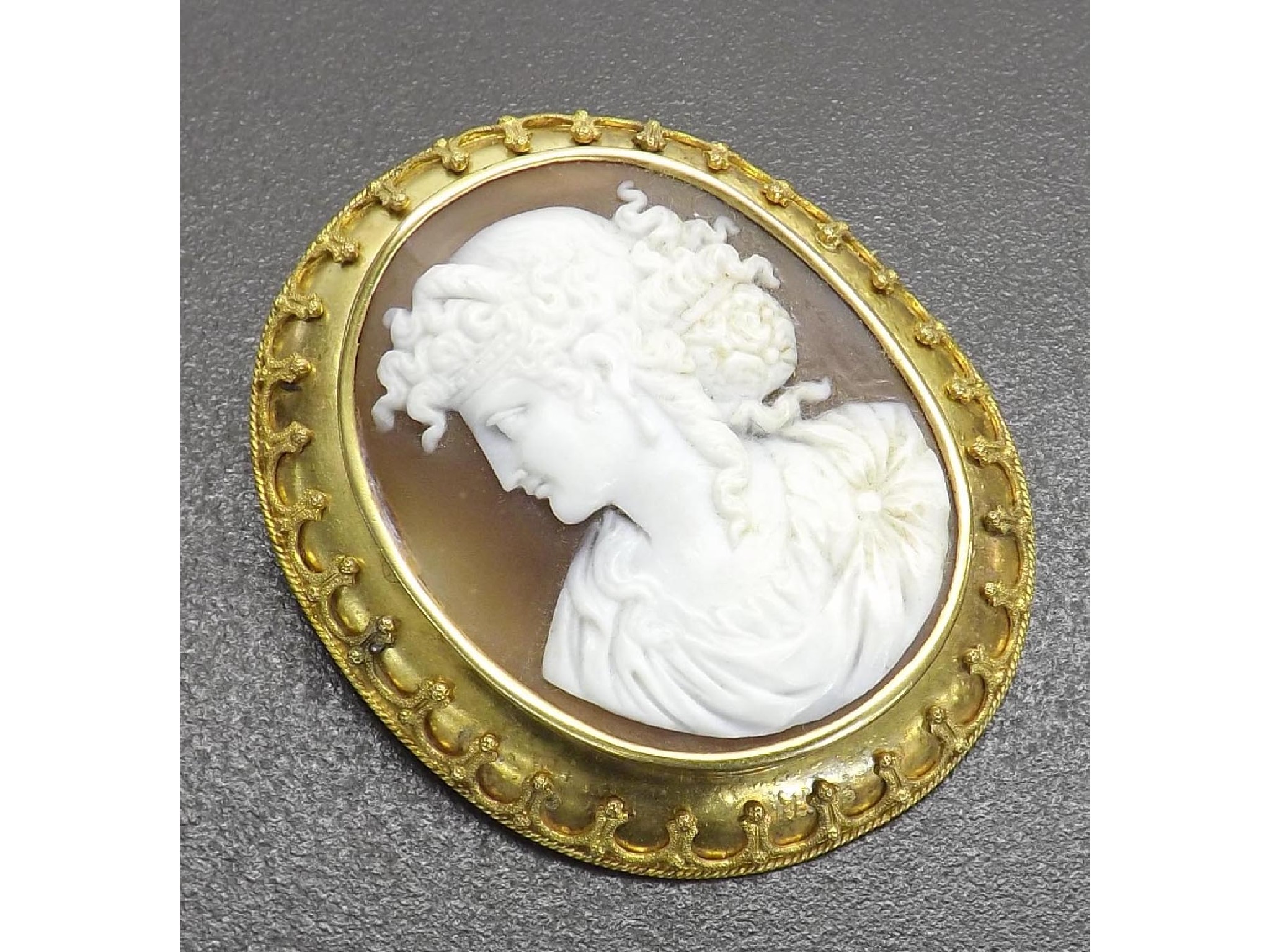 Appraisal: Victorian oval shell cameo brooch depicting a study of a