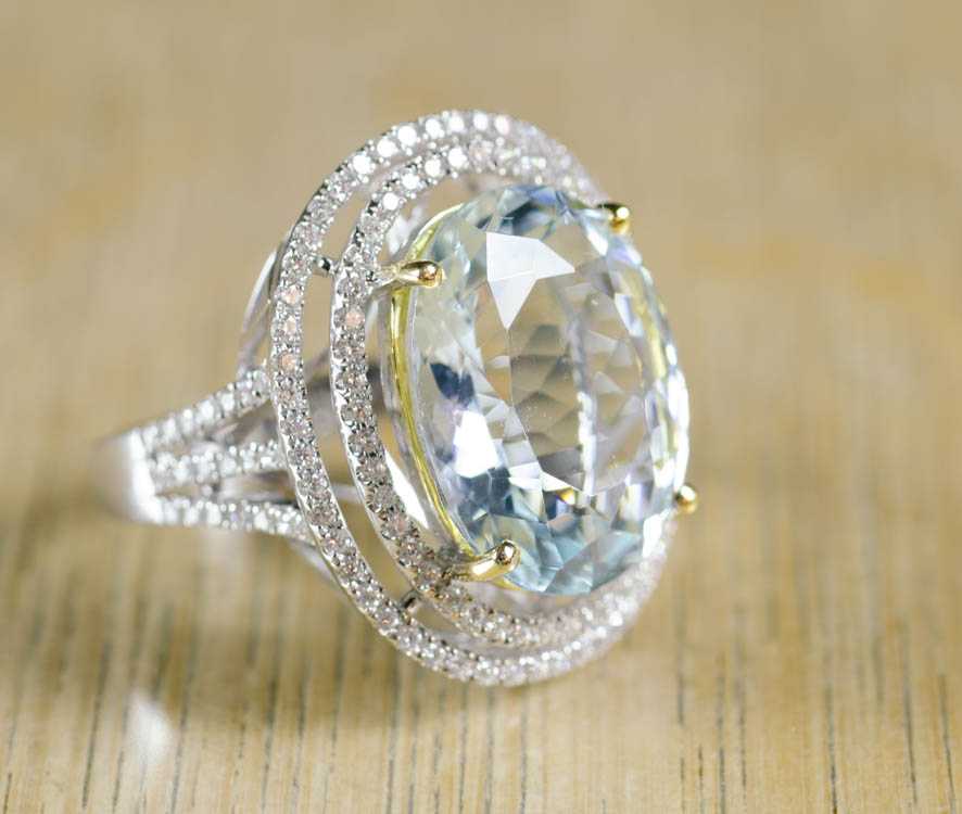 Appraisal: AQUAMARINE AND FOURTEEN KARAT GOLD RING The white gold ring