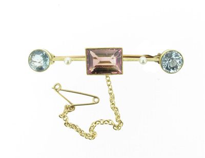 Appraisal: An Edwardian gold bar brooch Centred with a baguette shaped