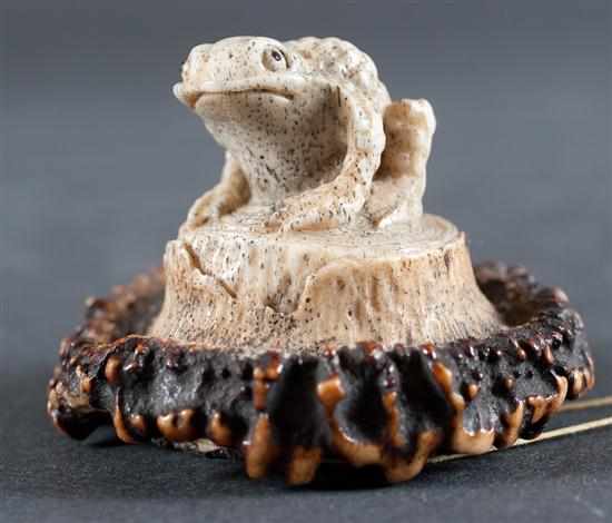 Appraisal: Japanese carved antler netsuke toad on a tree stump signed