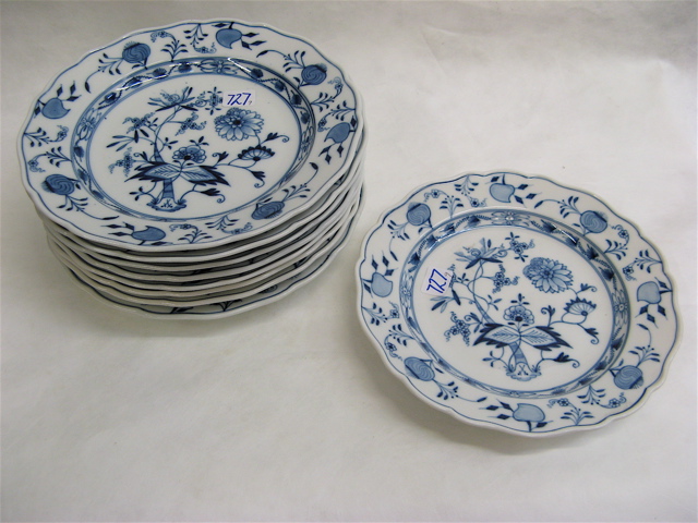 Appraisal: NINE GERMAN MEISSEN PORCELAIN PLATES in the Blue Onion pattern