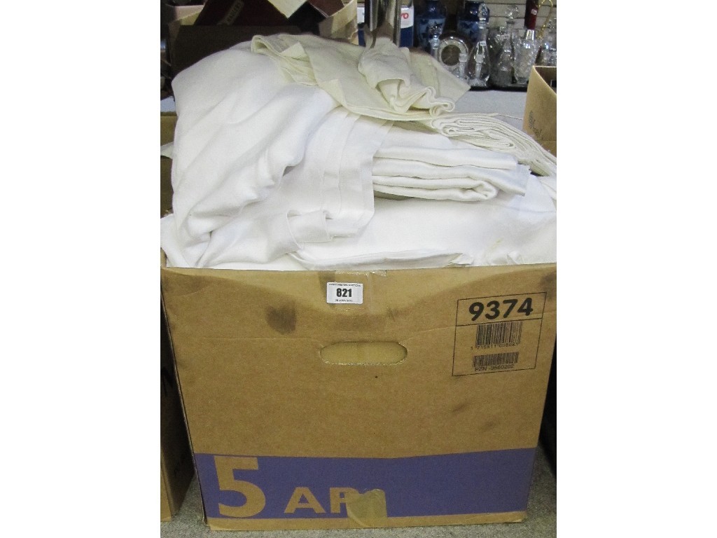 Appraisal: Box of linen