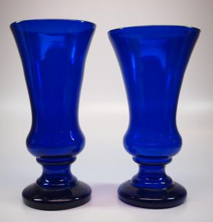 Appraisal: Free Two early th century free-blown glass vases probably Pittsburgh