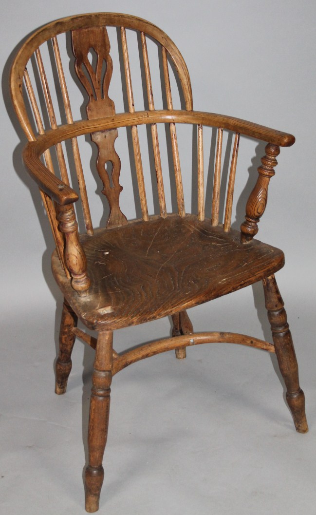 Appraisal: A thC low back Windsor chair with a 'D' shaped