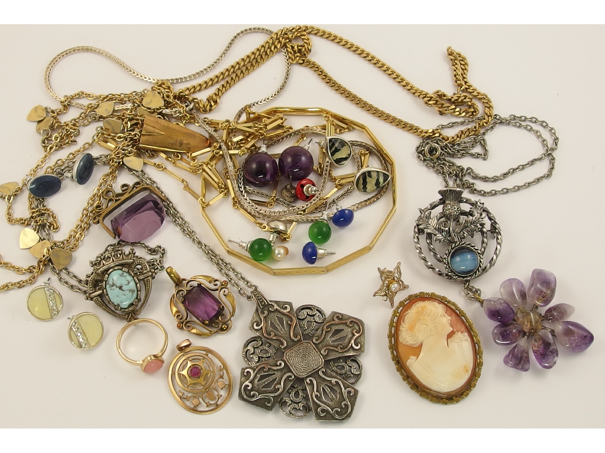 Appraisal: A collection of vintage costume jewellery to include a gold