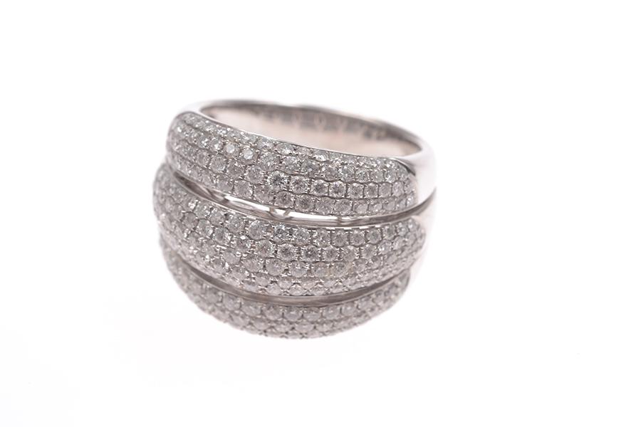 Appraisal: A DIAMOND DRESS RING TOTALLING CTS IN CT WHITE GOLD