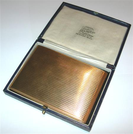 Appraisal: A 's ct gold cigarette case of slim rectangular engine