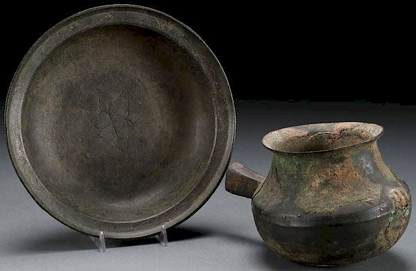 Appraisal: A PAIR OF ANCIENT CHINESE BRONZE VESSELS A PAIR OF