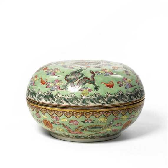 Appraisal: RUNDE PORZELLANDOSE China Jh D cm T rkiser Grund polychromer