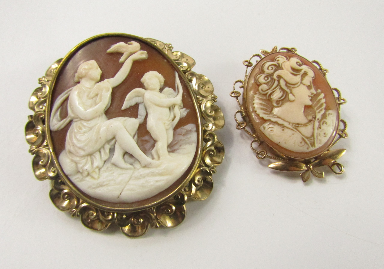 Appraisal: A yellow metal and cameo brooch bust portrait of a