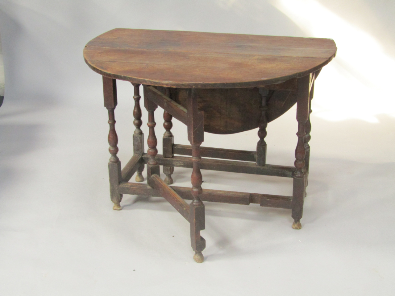 Appraisal: An thC oak gateleg dining table raised on baluster turned