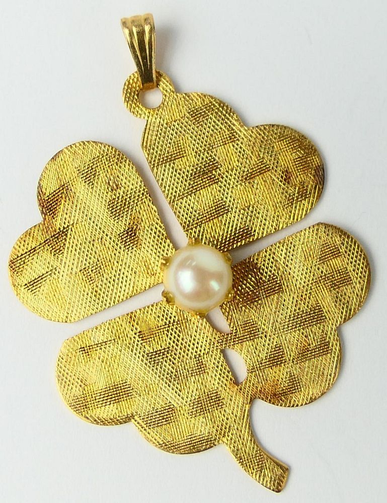 Appraisal: KT Y GOLD LEAF CLOVER CHARM WITH PEARL Measures about