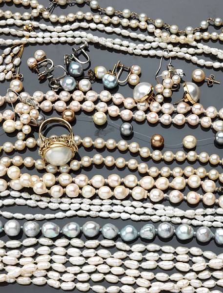 Appraisal: A collection of cultured and freshwater pearls k gold silver