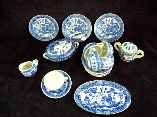 Appraisal: A doll's Willow pattern part tea service comprising five cups