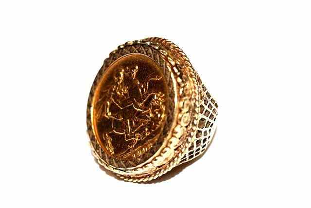 Appraisal: A CT GOLD RING set with a gold sovereign