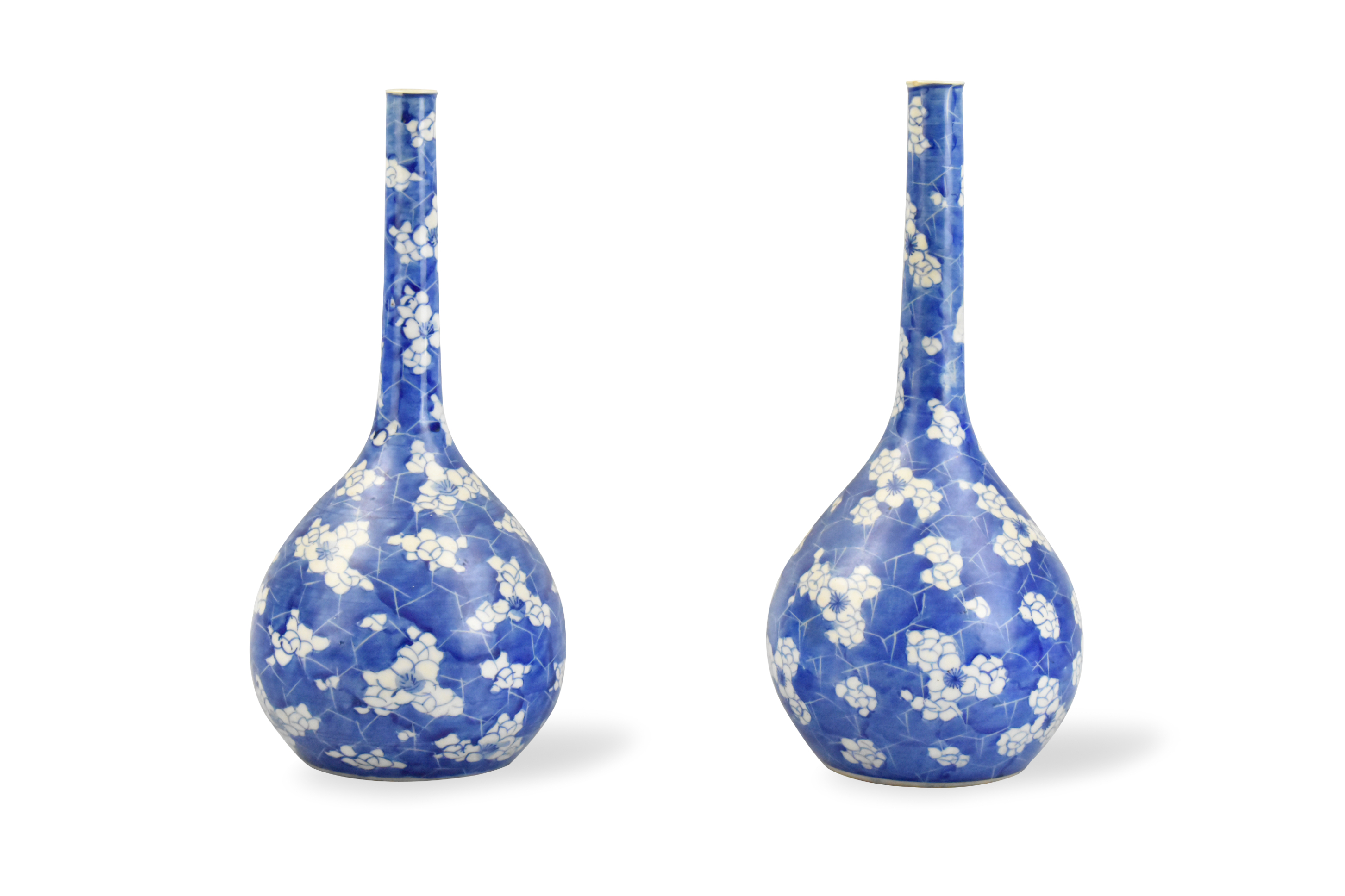 Appraisal: A pair of Chinese blue and white plum flower vases