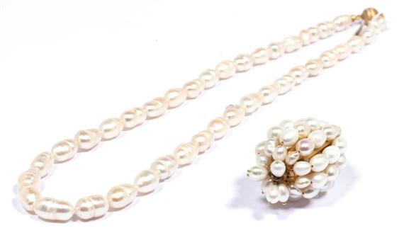 Appraisal: LOT PEARL NECKLACE AND PENDANT Clasp in silver gold-plated Plain