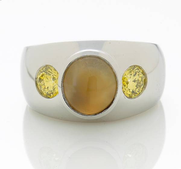 Appraisal: A cat's eye chrysoberyl and colored diamond gent's ring centering