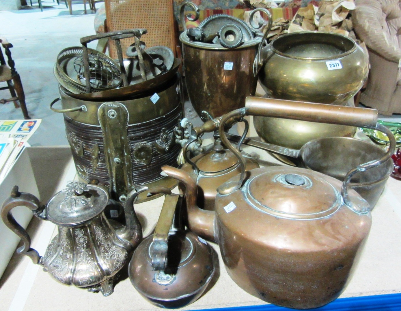 Appraisal: A quantity of copper and brass including chambersticks a samovar