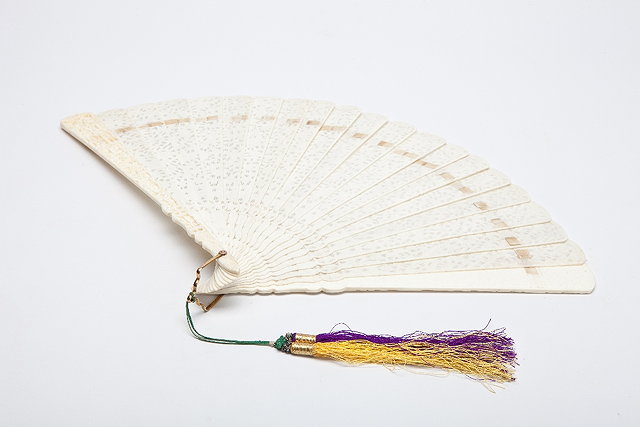 Appraisal: A CHINESE CANTON CARVED IVORY BRISE FAN with carved figures