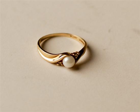 Appraisal: A Gold Pearl Diamond Ring K marked yellow gold set