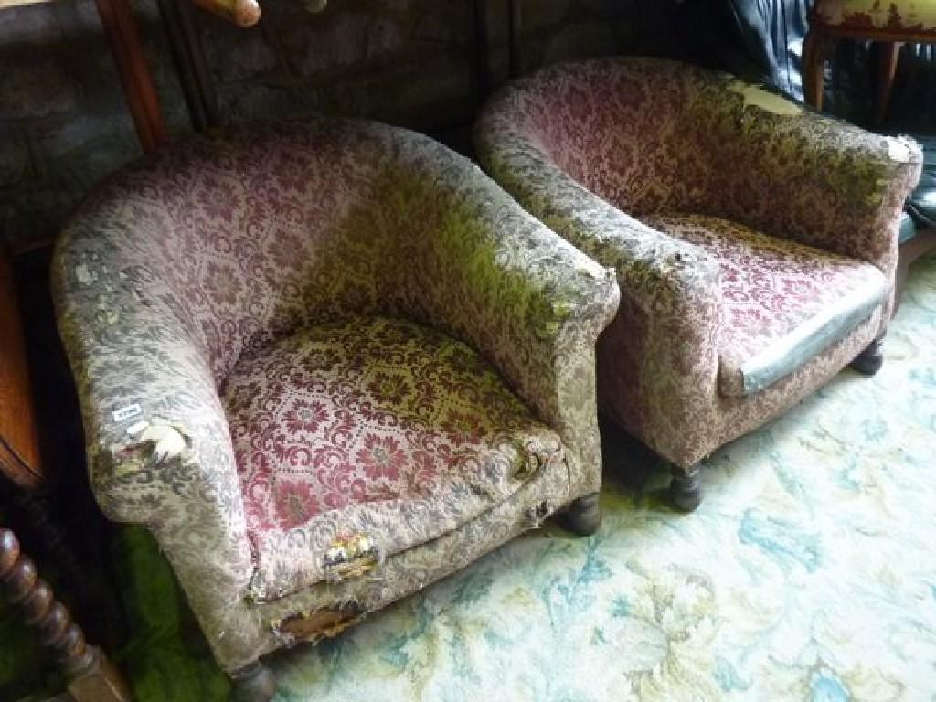 Appraisal: A pair of Edwardian tub chairs with horseshoe shaped backs