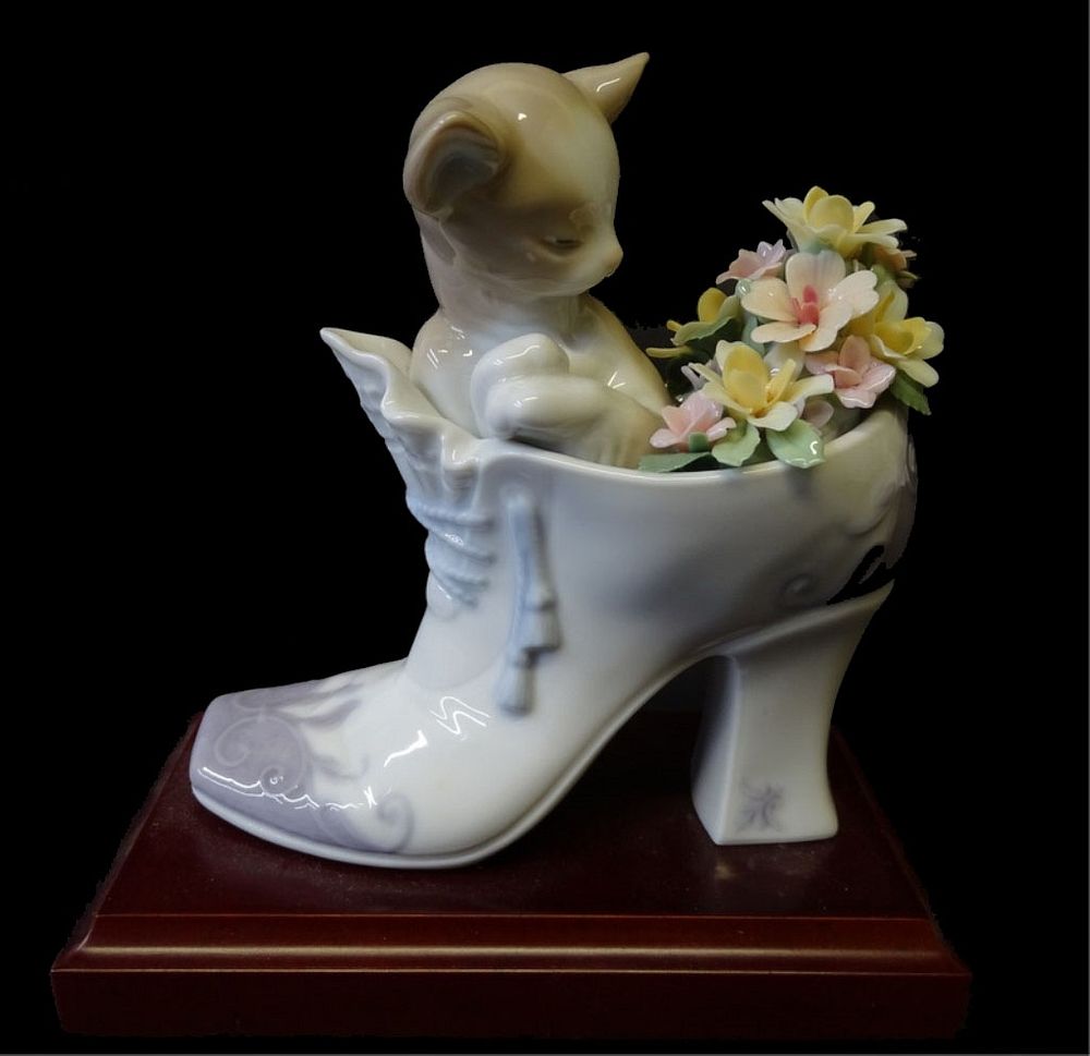 Appraisal: Lladro Daisa Cozy Fit Porcelain Lladro Daisa Cozy Fit Porcelain