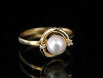 Appraisal: A Lovely Pearl And Diamond Ladies' Ring A lovely pearl