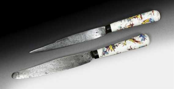 Appraisal: TWO KNIVES WITH PORCELAIN HANDLES 'DECOR CHINOIS' Saint-Cloud circa Painted