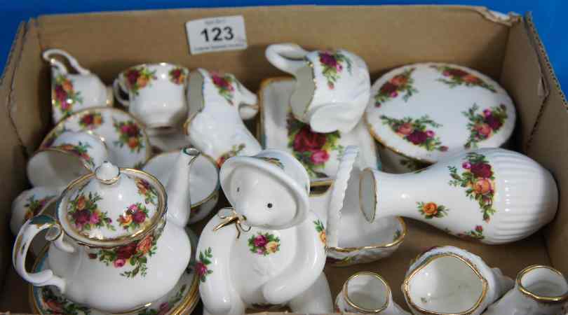 Appraisal: A collection of Royal Albert Old Country Roses including Miniature