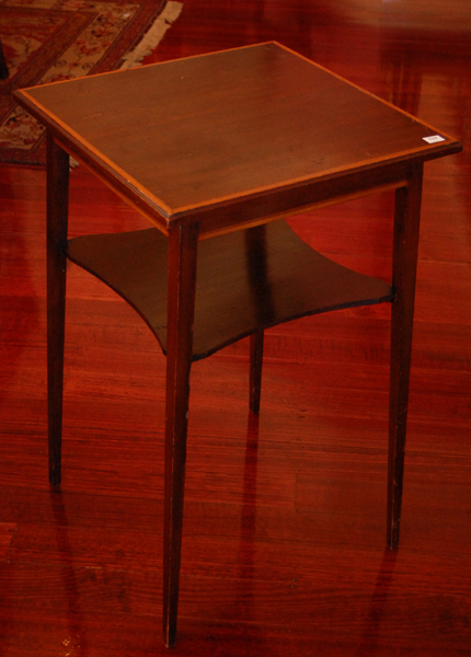 Appraisal: A SHERATON STYLE MAHOGANY AND SATINWOOD OCCASIONAL TABLE