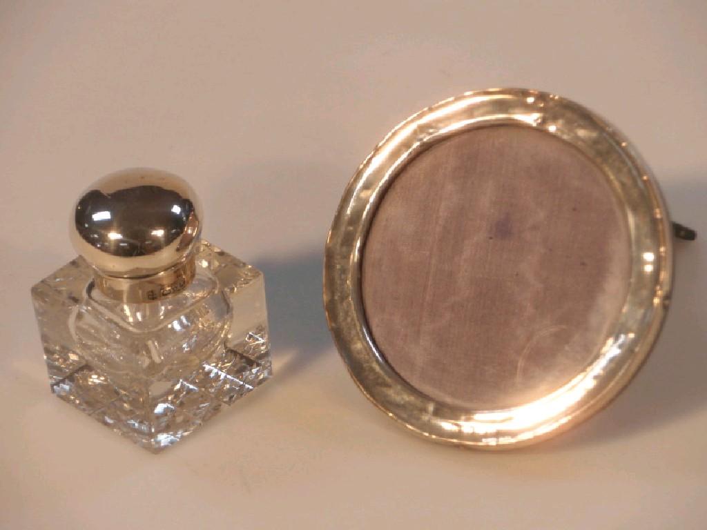 Appraisal: An Edward VII crystal ink well with a hinged silver