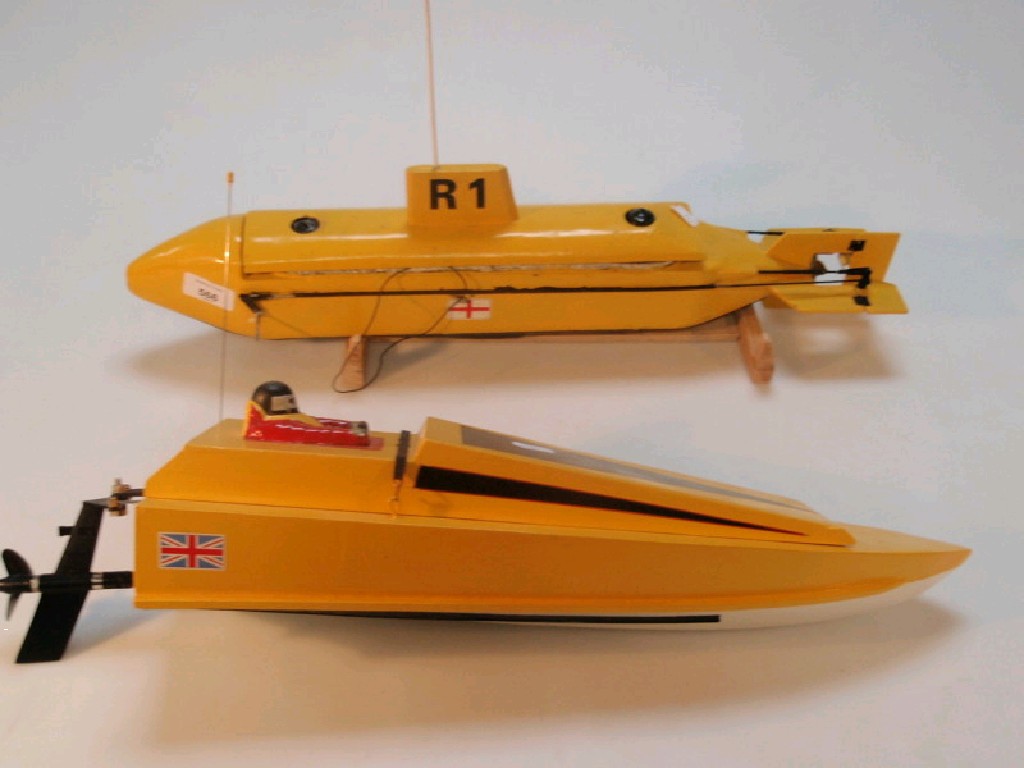 Appraisal: A remote control model of an submarine and a speedboat