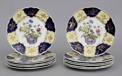 Appraisal: TWELVE VICTORIAN TRANSFER-PRINTED PORCELAIN DINNER PLATES Each centered by a