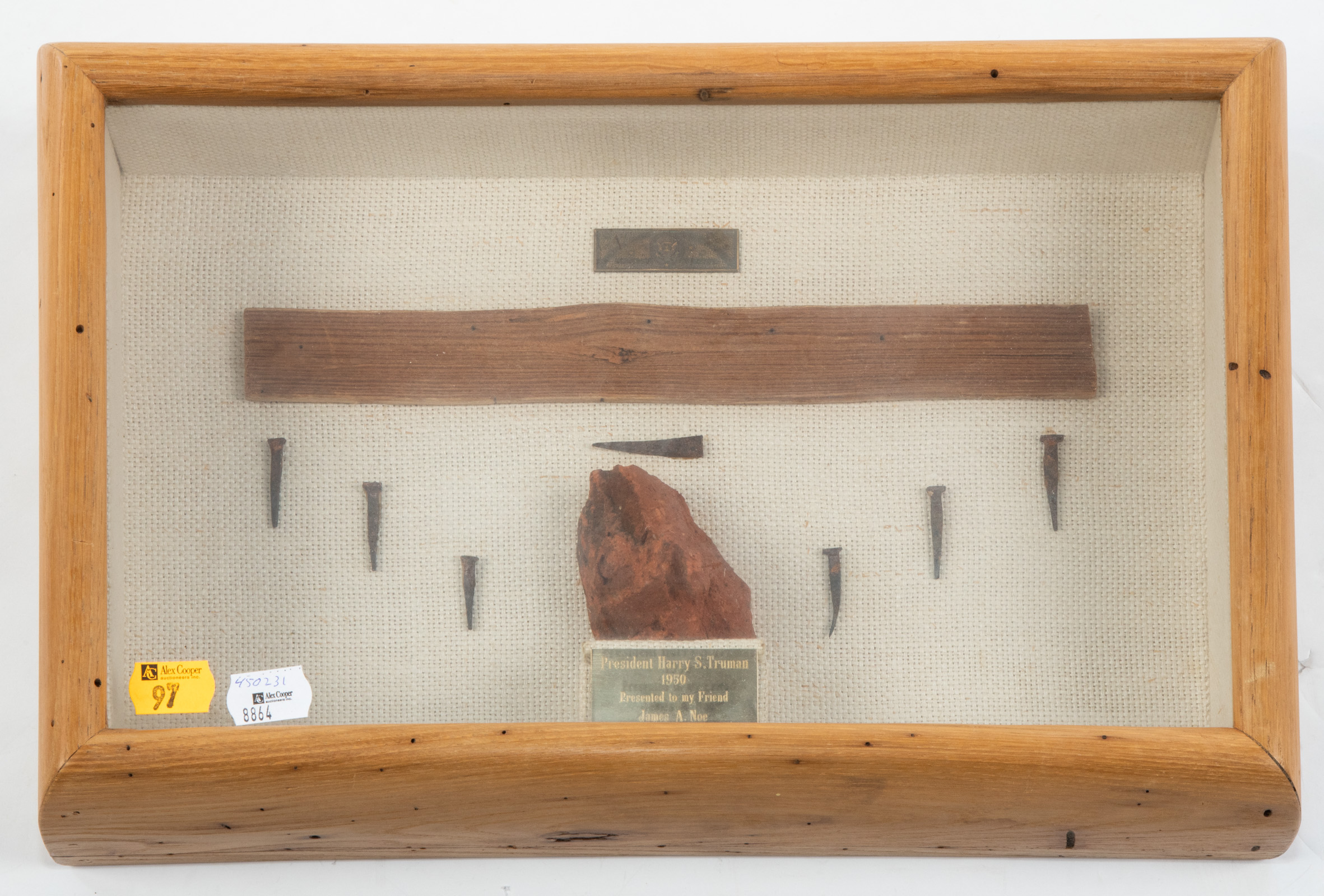 Appraisal: DISPLAY OF WHITE HOUSE ARCHITECTURAL FRAGMENTS Original shadowbox containing a