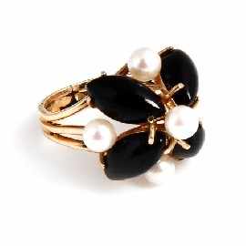 Appraisal: A ct gold cultured pearl and onyx set dress ring