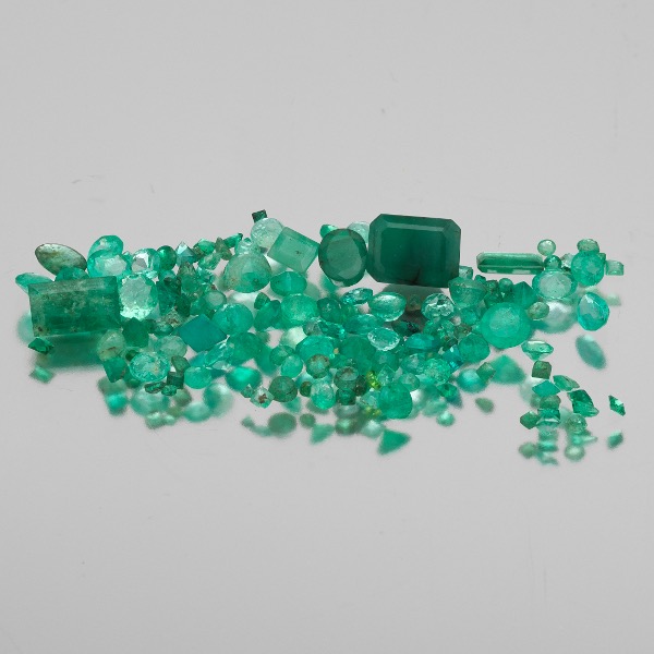 Appraisal: MULTIPLE UNMOUNTED EMERALD CT TOTAL MULTISHAPE CUT GEMSTONES Multiple unmounted