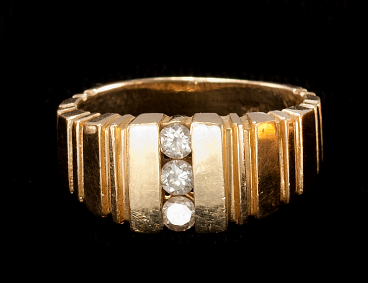 Appraisal: KT YELLOW GOLD AND DIAMOND RING With three vertically set