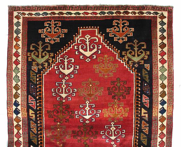 Appraisal: A Shiraz rug size approximately ft in x ft