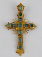 Appraisal: A yellow metal tests carat gold cross set with emeralds